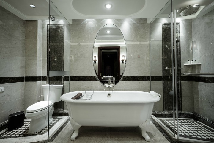 Image of a bathroom using mirrors to enhance light