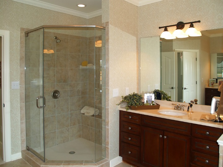 shower cubicle with hinged door